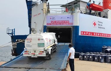 PMI Kirim Kapal Berisi 60 Tangki Air dan Bantuan ke Korban Banjir Sumatera