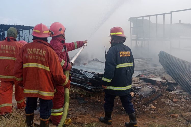 Petugas pemadam kebakaran berusaha memadamkan api pada bangunan semi permanen yang berada di Jalan Mayjen Sungkono, Kecamatan Kedungkandang, Kota Malang, Jawa Timur.