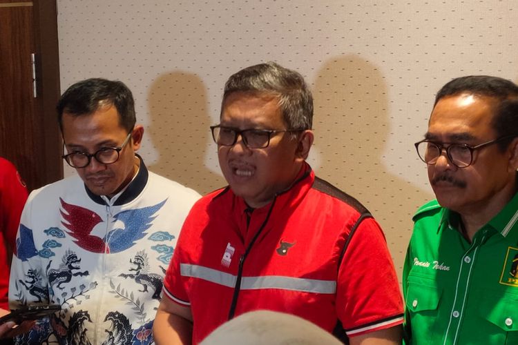 Sekretaris Jenderal PDI-P Hasto Kristiyanto ditemui di I News Tower sebelum pelatihan juru kampanye dimulai, Senin (17/7/2023).
