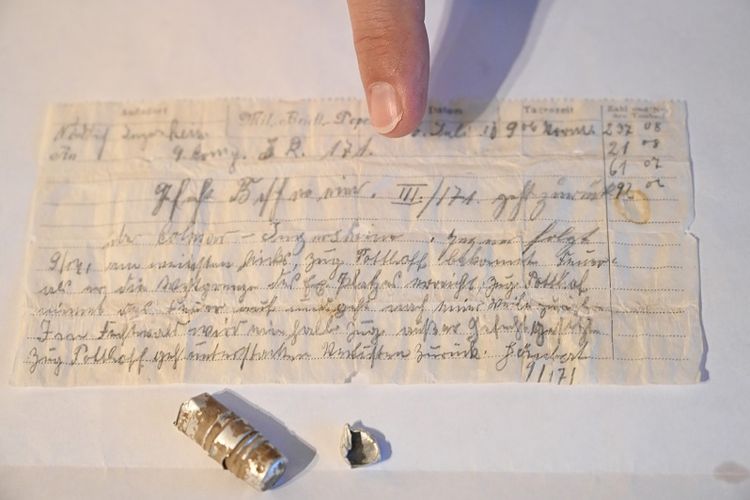 Seorang pria menunjukkan pesan yang dia temukan dari kapsul pesan merpati pos di Perancis Timur. Pesan yang diduga berasal dari tahun 1910 itu ditemukan pada September 2020 di Alsace, Perancis. 