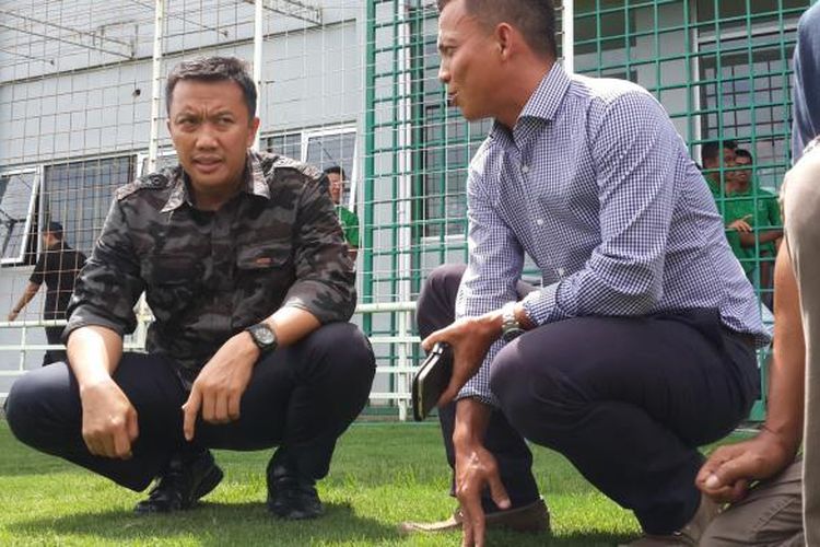 Menteri Pemuda dan Olahraga RI Imam Nahrawi (kiri) saat mengunjungi Aji Santoso International Football Academi (Asifa) Kota Malang, Minggu (5/2/2017)