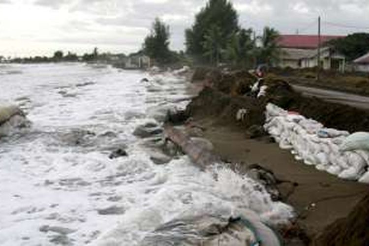 Tanggul penahan ombak di Desa Suak Indrapuri dan Desa Pasir, Kecamatan Johan Pahlawan, pecah. Akibatnya, sejumlah rumah warga dan ruas jalan penghubung dua desa itu tergenang banjir air laut. 