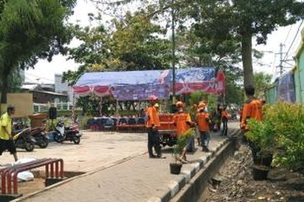 Petugas penanganan prasarana dan sarana umum (PPSU) Kelurahan Krendang melakukan persiapan untuk acara peletakan batu pertama di lokasi pembangunan RPTRA Kecamatan Tambora di RT Kelurahan Krendang, Jakarta Barat, Senin (5/10/2015).
