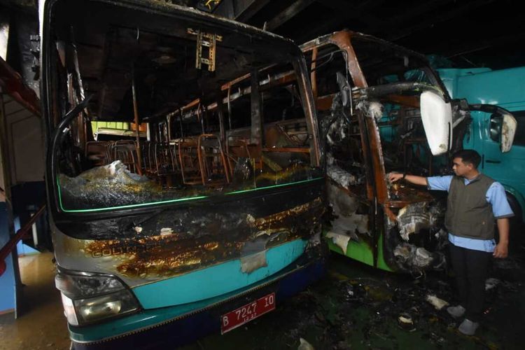 Kendaraan bus dalam kondisi terbakar, Minggu (7/5/2023). Bus milik Kemendag RI itu diduga menjadi sumber titik api awal yang menyebabkan KMP Royce 1 terbakar.