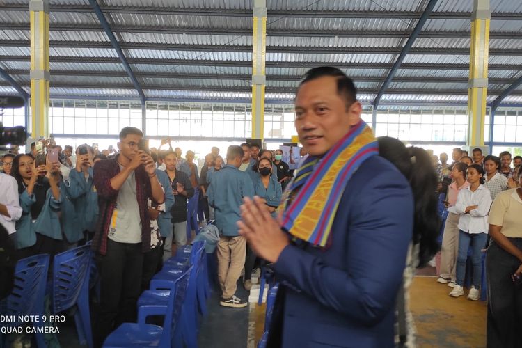Ketua Umum Partai Demokrat  Ketua Umum DPP Partai Demokrat Agus Harimurti Yudhoyono (AHY), memberikan kuliah umum kepada ribuan mahasiswa Universitas Katolik (Unika) Widya Mandira Kupang, Nusa Tenggara Timur (NTT), Selasa (6/12/2022) petang