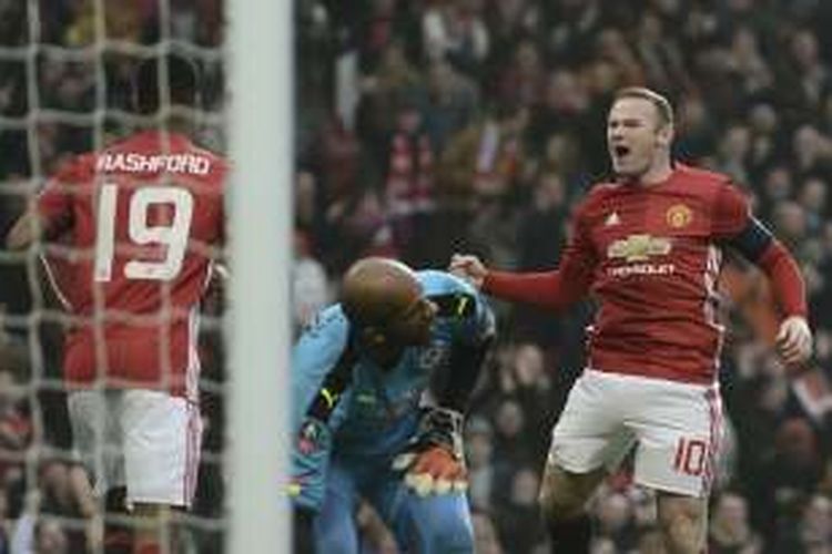 Kapten Manchester United, Wayne Rooney, merayakan gol ke gawang Reading dalam laga babak ketiga Piala FA, di Stadion Old Trafford, Sabtu (7/1/2016).
