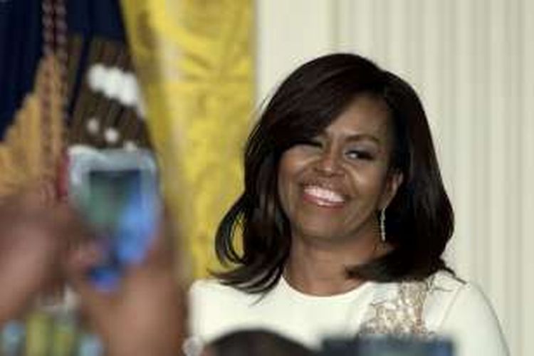 Ibu Negara AS Michelle Obama terlihat saat menjadi tuan rumah resepsi perayaan African American History Month di Ruang Timur Gedung Putih di Washington, 18 Februari 2016.