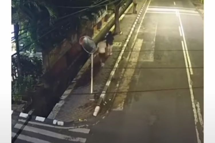 Potongan video viral aksi pelecehan seksual di depan Kantor Dishub Kota Surabaya.