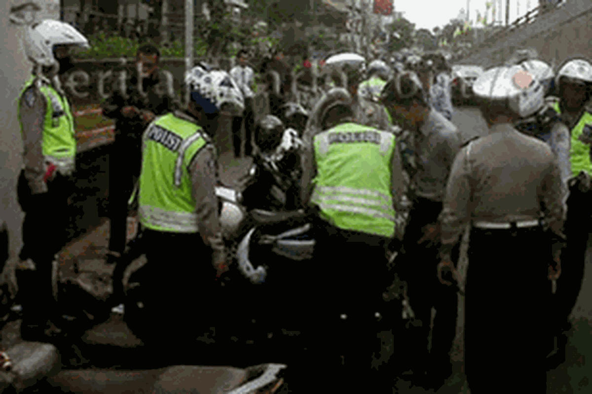 Ratusan sepeda motor yang diparkir di Jalan Brigjen Katamso, Kelurahan Kota Bambu Selatan, Kecamatan Palmerah, Jakarta Barat, Senin (24/10/2011), digembok.