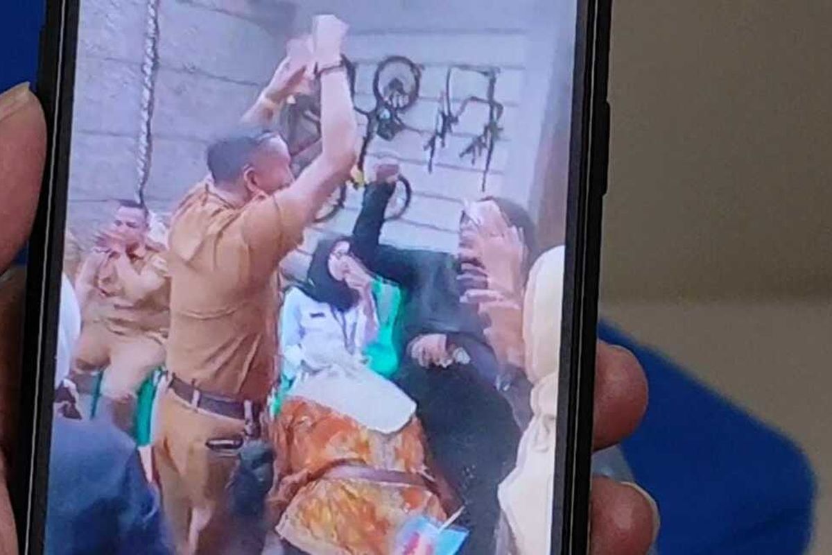 Warga menunjukan video pria berseragam PNS yang viral di media sosial, kepada Kompas.com Kamis (23/1/2025) siang.