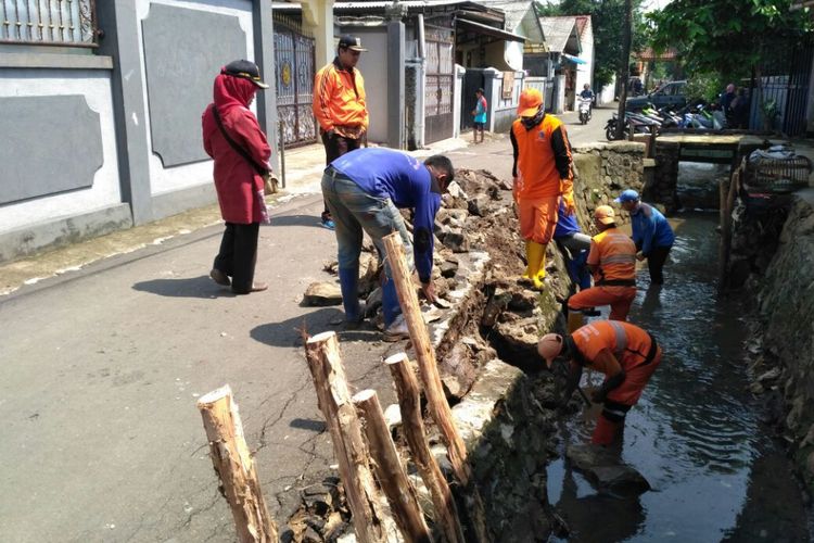 Perbaikan saluran penghubung (PHB) Gudang Baru di Turin, Cipedak, Jagakarsa, Jakarta Selatan.