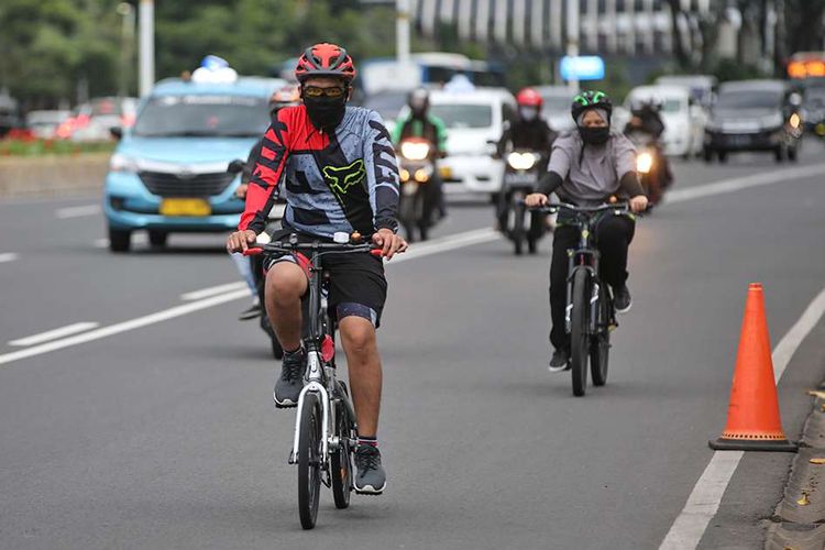 Warga bersepeda di Jalan Jenderal Sudirman, Jakarta, Senin (21/9/2020). Menteri Perhubungan Budi Karya Sumadi menerbitkan Peraturan Menteri Perhubungan Nomor 59 Tahun 2020 tentang Keselamatan Pesepeda di Jalan.