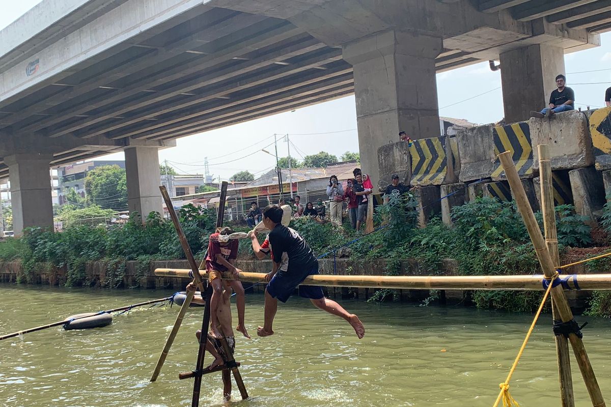 Bocah Kampung Jagur, Cipinang Melayu, Jakarta Timur, memeriahkan perlombaan perang bantal di aliran Kalimalang dalam rangka merayakan HUT ke 78 RI, Kamis (17/8/2023).