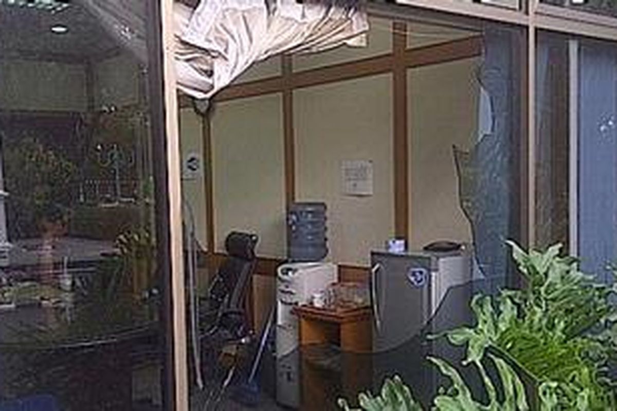 Kaca balai wartawan (pressroom) Kantor Kementerian Dalam Negeri tampak bolong setelah menjadi sasarn pelemparan dalam unjuk rasa yang dilakukan massa Front Pembela Islam, Kamis (12/1/2012)