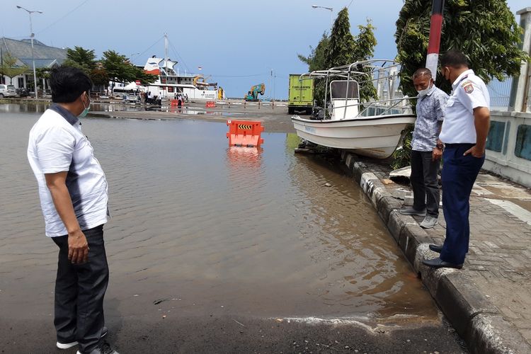 Area parkir pelabuhan Kendal, yang tergenang air hujan. KOMPAS.COM/SLAMET PRIYATIN