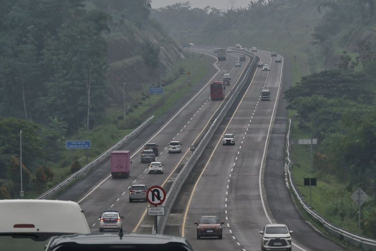 Arus lalu lintas Nataru di Tol Semarang-Solo