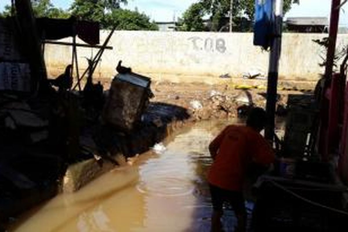 Banjir di RT 10/03 Kampung Pulo, Kampung Melayu, Jatinegara, Jakarta Timur, Minggu (3/1/2016)
