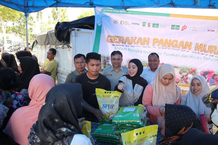 Masyarakat Padati Gerakan Pangan Murah di Pelalawan yang Diinisiasi Anggota DPD Sewitri 