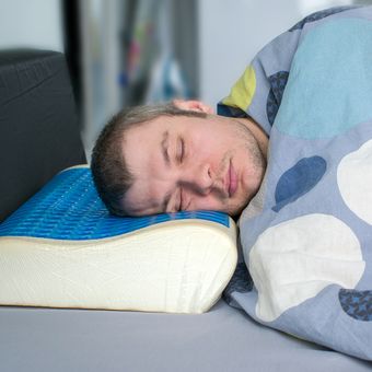 Ilustrasi tidur dengan bantal memory foam.