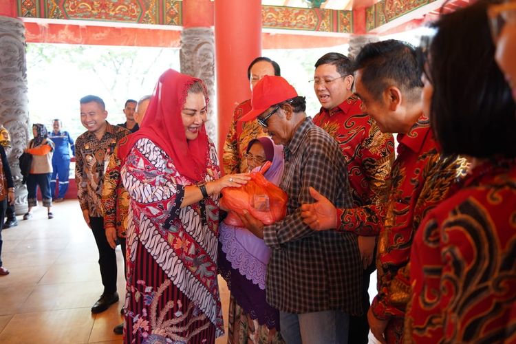 Wali Kota Semarang Hevearita Gunaryanti Rahayu saat menyerahkan bakti sosial sembako kepada warga untuk memperingati Hari Raya Imlek di Sam Poo Kong Semarang, Kamis (22/2/2024). 