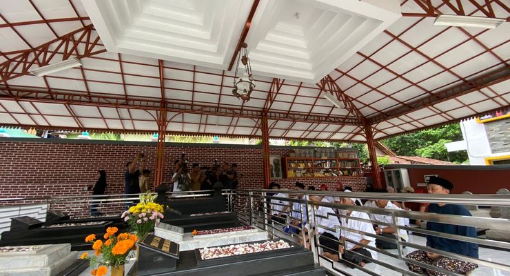 Sambangi Ponpes Al-Iman Bulus, Ganjar Sowan hingga Ziarah ke Makam Mbah Ahmad Alim