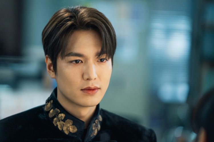 Aktor Lee Min Ho dalam adegan di drama Korea, The King: Eternal Monarch