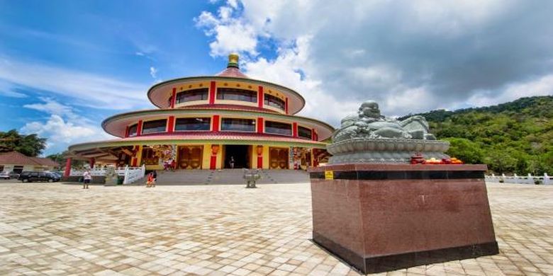 Destinasi wisata pagoda vihara Puri Tri Agung yang berada di Kabupaten Bangka Belitung