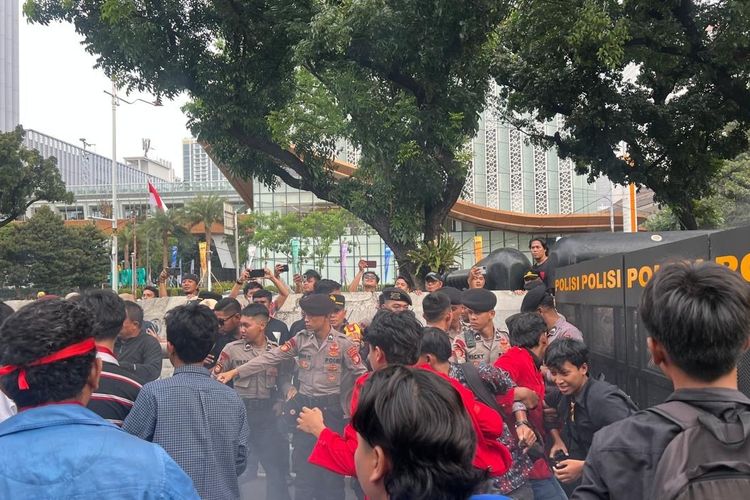 Demo Mahasiswa di Jalan Merdeka Selatan Ricuh, Massa Coba Terobos Barikade Polisi