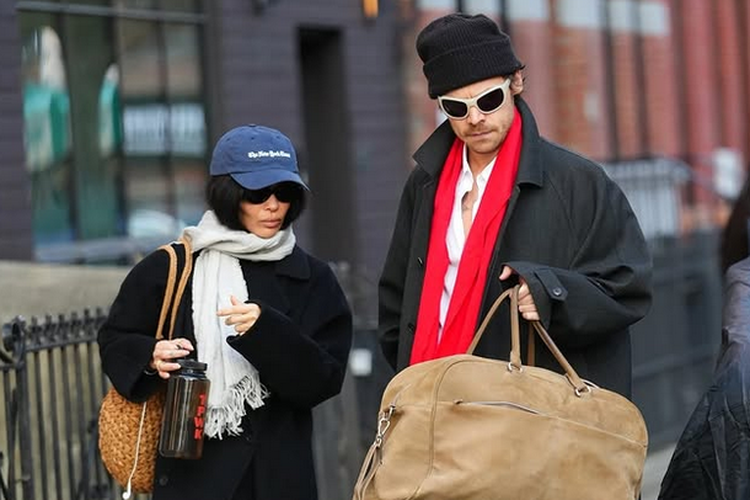 Harry Styles Dikabarkan Bertunangan dengan Zoë Kravitz, Cincin Berlian Jadi Sorotan