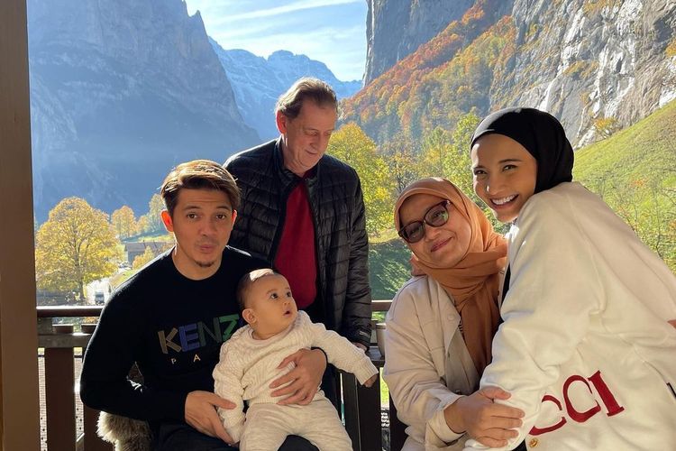Keluarga Zaskia Sungkar dan Irwansyah liburan di Belanda.