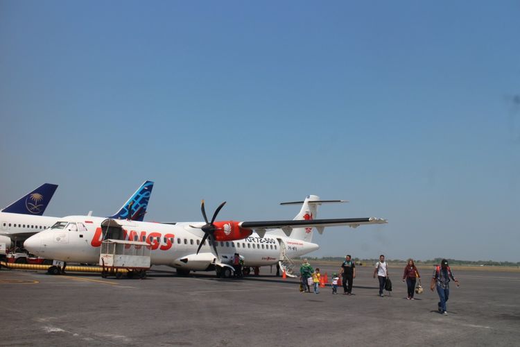 Pesawat Wings Air dari bandara notohadinegoro Jember saat tiba di Bandara Internasionla Juanda Sidoarjo 