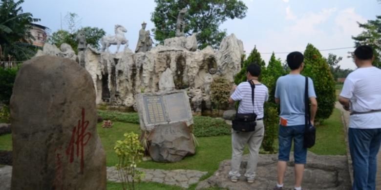 Turis China di Taman Budaya Tionghoa Indonesia, Taman Mini Indonesia Indah, Jakarta.