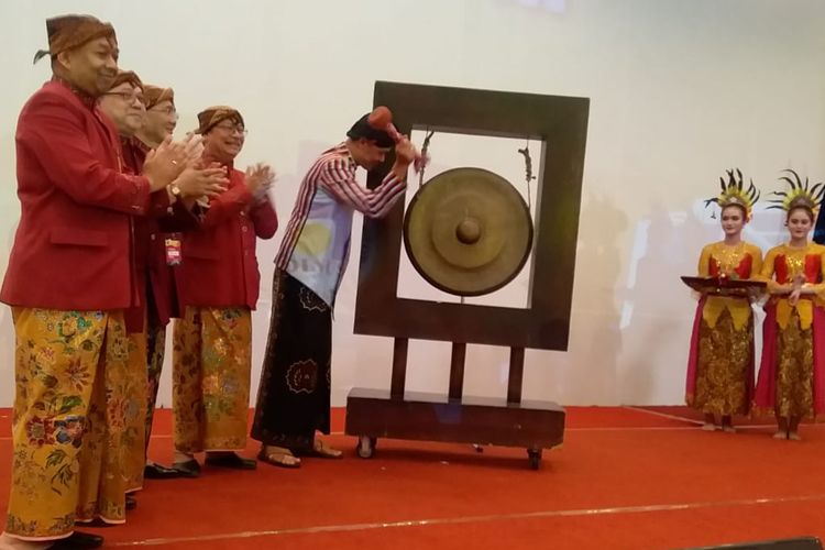 Gubernur Jawa Tengah Ganjar Pranowo saat pemukulan gong di acara Rapat Koordinasi Nasional Aptikom se-Indonesia di Patra Convention Hotel Semarang, Kamis (24/10/2019).