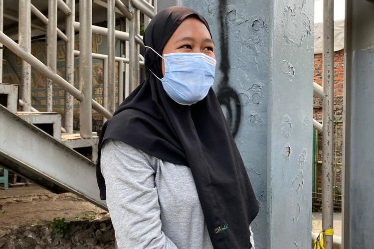 Indri, salah satu warga mengaku merasa khawatir saat melintasi JPO di Jalan Daan Mogot, Jakarta Barat, Senin (3/7/2023). 