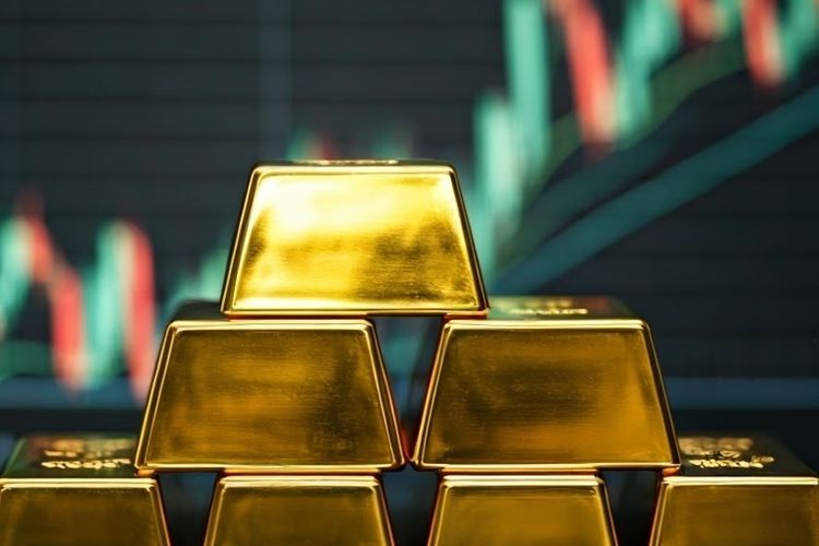 Ilustrasi emas batangan. Harga emas kembali mencetak rekor baru di tengah ketegangan global dan ekspektasi penurunan suku bunga The Fed. Apa yang membuat harga logam mulia ini terus menanjak?