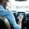 Jangan Pakai Handsfree Saat Mengemudi, Tetap Berbahaya