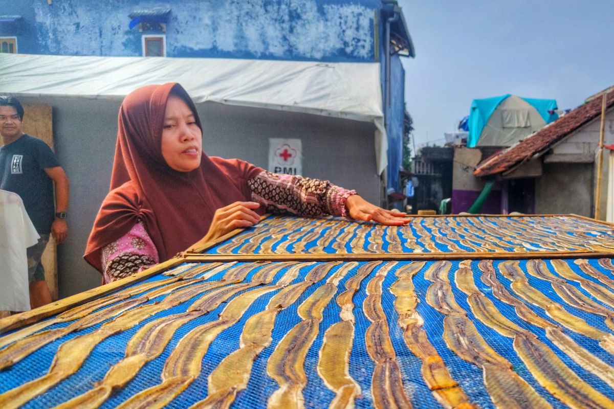 Penyintas gempa Cianjur bernama Neneng (43) yang mendapatkan huntara dari PMI kini bisa melanjutkan usahanya berjualan pisang sale. 
