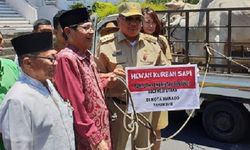 Jelang Idul Adha, Gubernur Olly Serahkan 31 Ekor Sapi Kurban