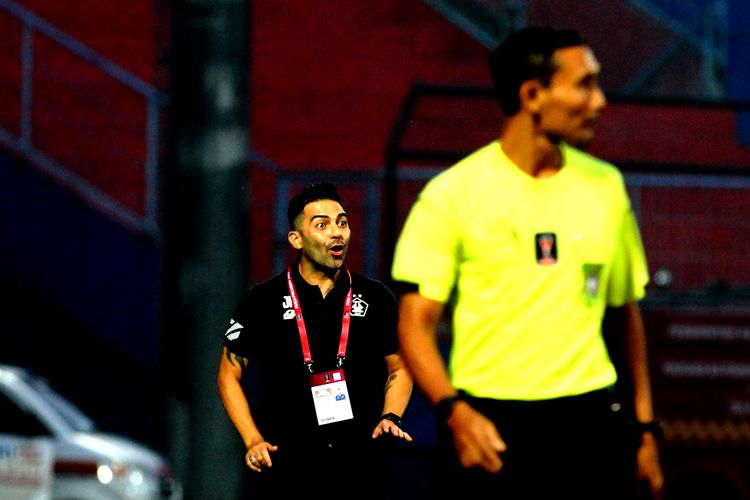 Pelatih Persik Kediri Javier Roca saat pertandingan babak penyisihan Grup D Piala Presiden 2022 yang berakhir dengan skor 0-1 di Stadion Kanjuruhan Kepanjen, Kabupaten Malang, Minggu (12/6/2022) sore.