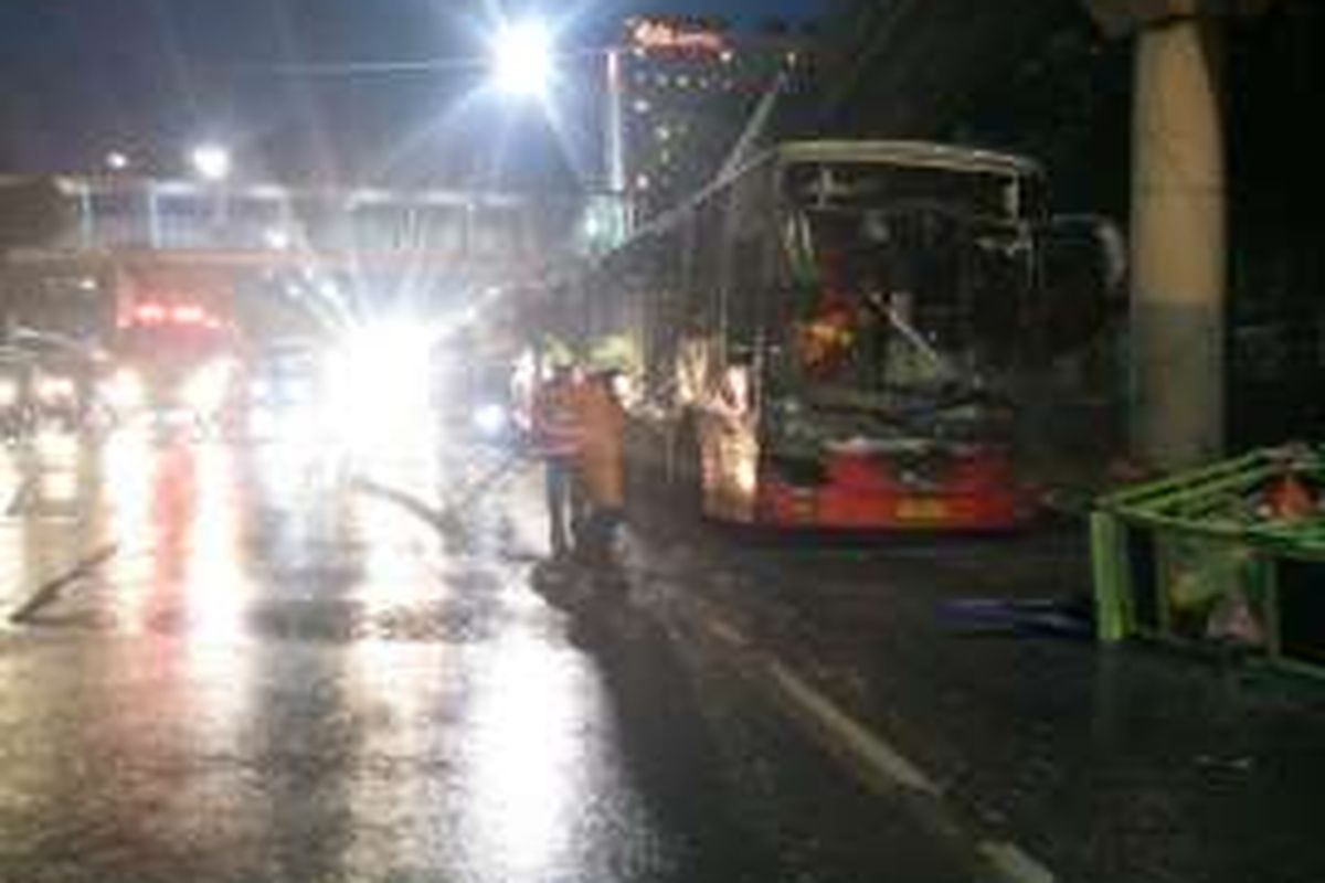 Bus Transjakarta dengan nomor bus TJ 0054 bernomor polisi B 7942 IV, terbakar di Jalan MT Haryono, Cawang, Jakarta Timur. Kamis (1/12/2016)