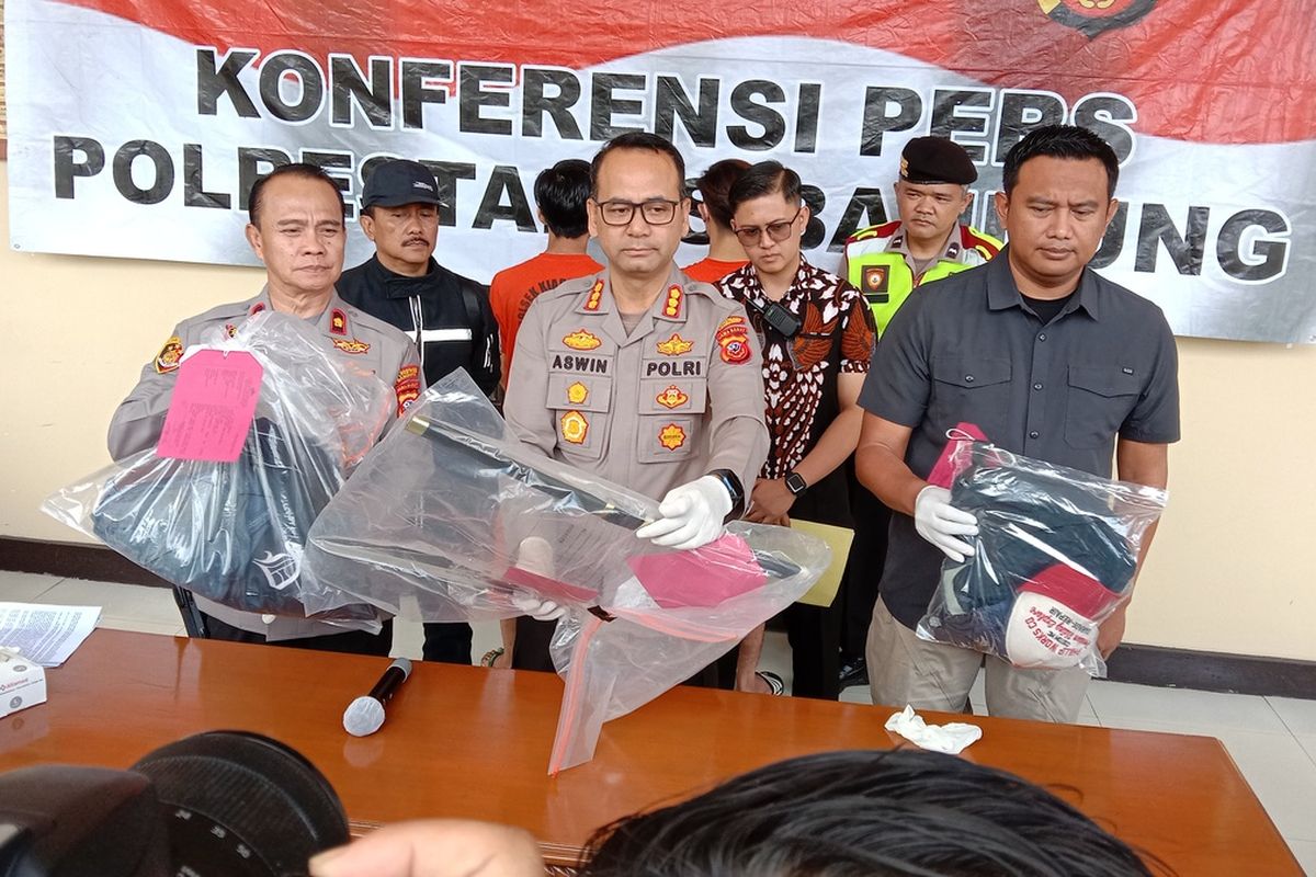 Polisi memperlihatkan barang bukti pedang dari kasus video viral yang dinarasikan korban begal di media sosial. Polisi menyebut video tersebut bukan begal, melainkan perkelahian dan penganiayaan antara pemuda di jalanan.