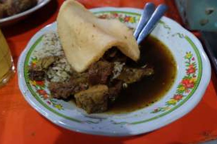 Rawon, hidangan utama dari menu yang ada di Rawon Kalkulator, Surabaya. 