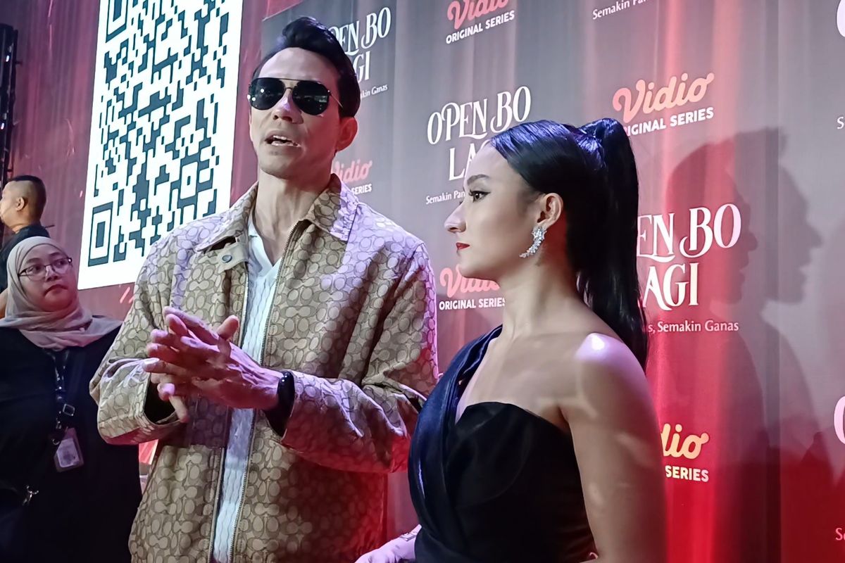 Darius dan Naomi dalam jumpa pers series Open BO Lagi di daerah Senayan, Jakarta Pusat, Kamis (30/5/2024). 