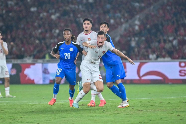 Aksi Jay Idzes pada laga Indonesia vs Filipina digelar di Stadion Utama Gelora Bung Karno, Selasa (11/6/2024) malam WIB.