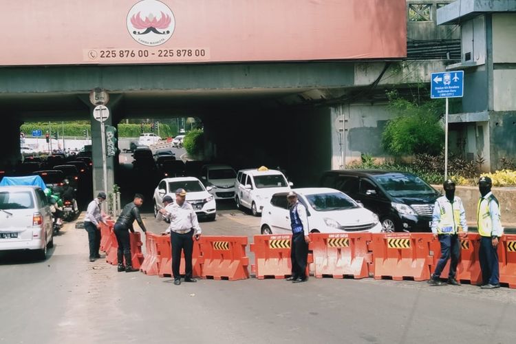 Dishub berlakukan rekayasa lalulintas di Jalan Galunggung, Setiabudi, Jakarta Selatan, Kamis (31/10/2019)