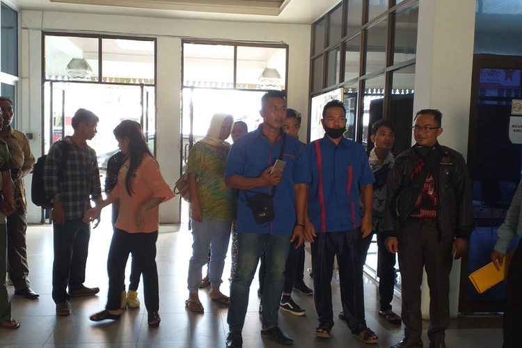 Buruh yang jadi korban kecelakaan kerja tetapi tidak mendapat perhatian perusahaan datang mengadu ke Disnakertran Riau di Kota Pekanbaru, Senin (20/6/2022).