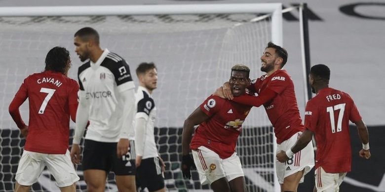 Para pemain Manchester United merayakan gol Paul Pogba dalam pertandingan Fulham vs Man United pada Liga Inggris di Stadion Craven Cottage, Kamis (21/1/2021) dini hari WIB. 