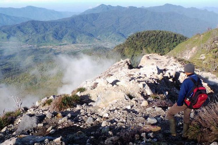 Pendaki melewati Kawah Utama Gunung Talang, Solok, Sumatera Barat, Rabu (1/6/2/2016). Kawah Utama adalah salah satu sumber aktivitas vulkanis Gunung Talang yang terbentuk akibat letusan pada 12 April 2005.