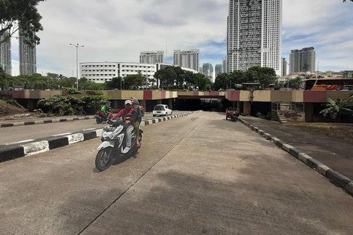 Aktivitas pengendara yang melintas pascabanjir, di underpass Kemayoran, Jakarta Pusat, pukul 11.00 WIB, Senin (10/2/2020) 

