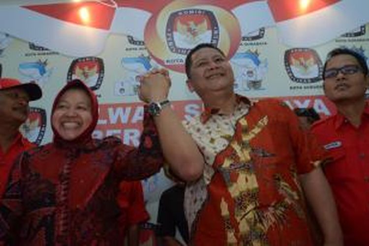 Tri Rismaharini dan Wisnu Sakti Buana (Risma-Wisnu), calon wali kota dan wakil wali kota yang diusung PDI Perjuangan untuk maju dalam pemilihan wali kota (Pilwali) Surabaya 2015, saat mendaftar di KPU Surabaya, Jalan Adityawarman, Surabaya, Jawa Timur, Minggu (26/7/2015). Pasangan petahana (incumbent) itu menjadi yang pertama mendaftar untuk bertarung pada Pilwali 9 Desember mendatang.